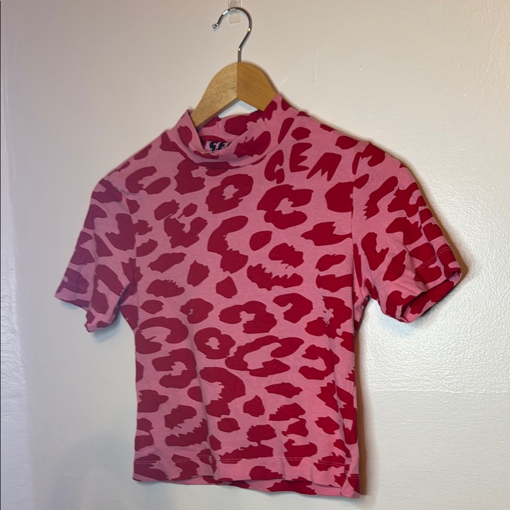 GEM fitted Pink and Red Leopard Print Short Sleeve Tee